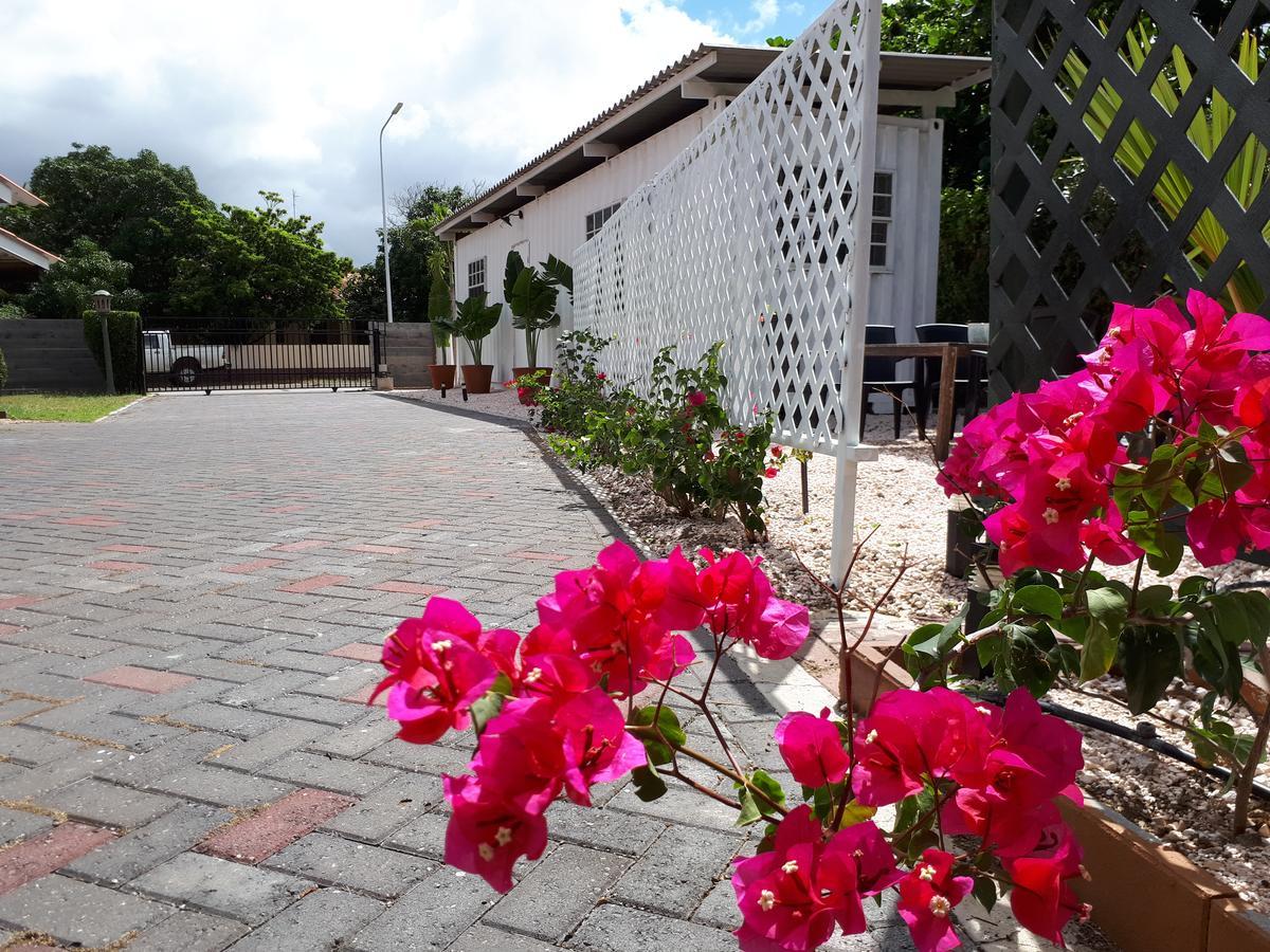 Palm Trees Apartments Willemstad Exterior photo